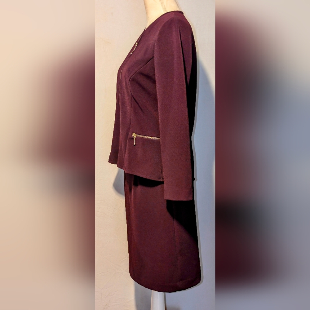 Women's Jessica Howard 2 pc skirt and jacket suit. Burgundy. Sz. 10. Like New - Picture 4 of 8